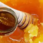Hogyan olvadjon a méz néhány perc alatt: egy egyszerű trükk,